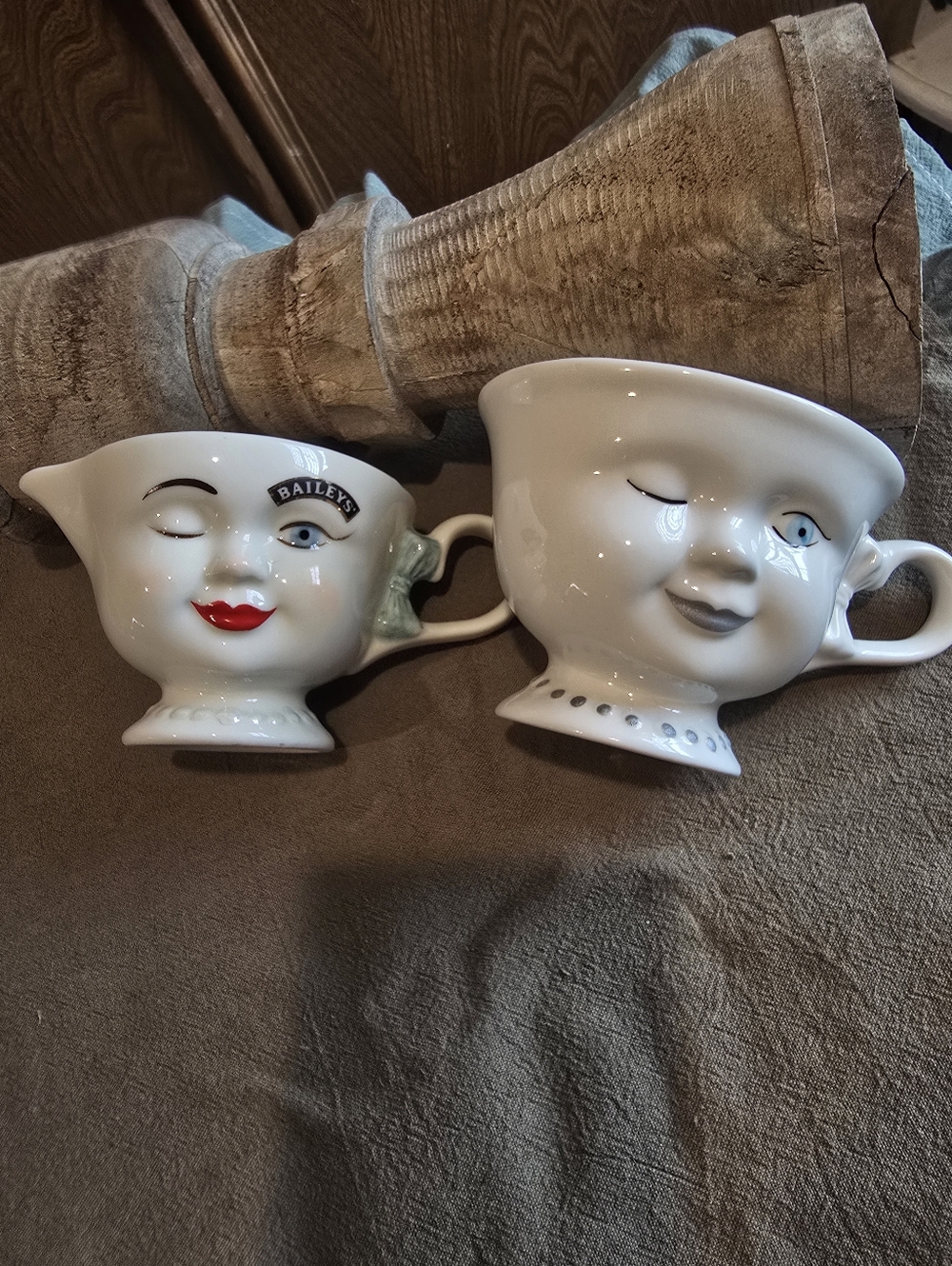 Set Of 4 Baileys Irish Creme Winking Mugs And Creamer - Picture 3 of 10